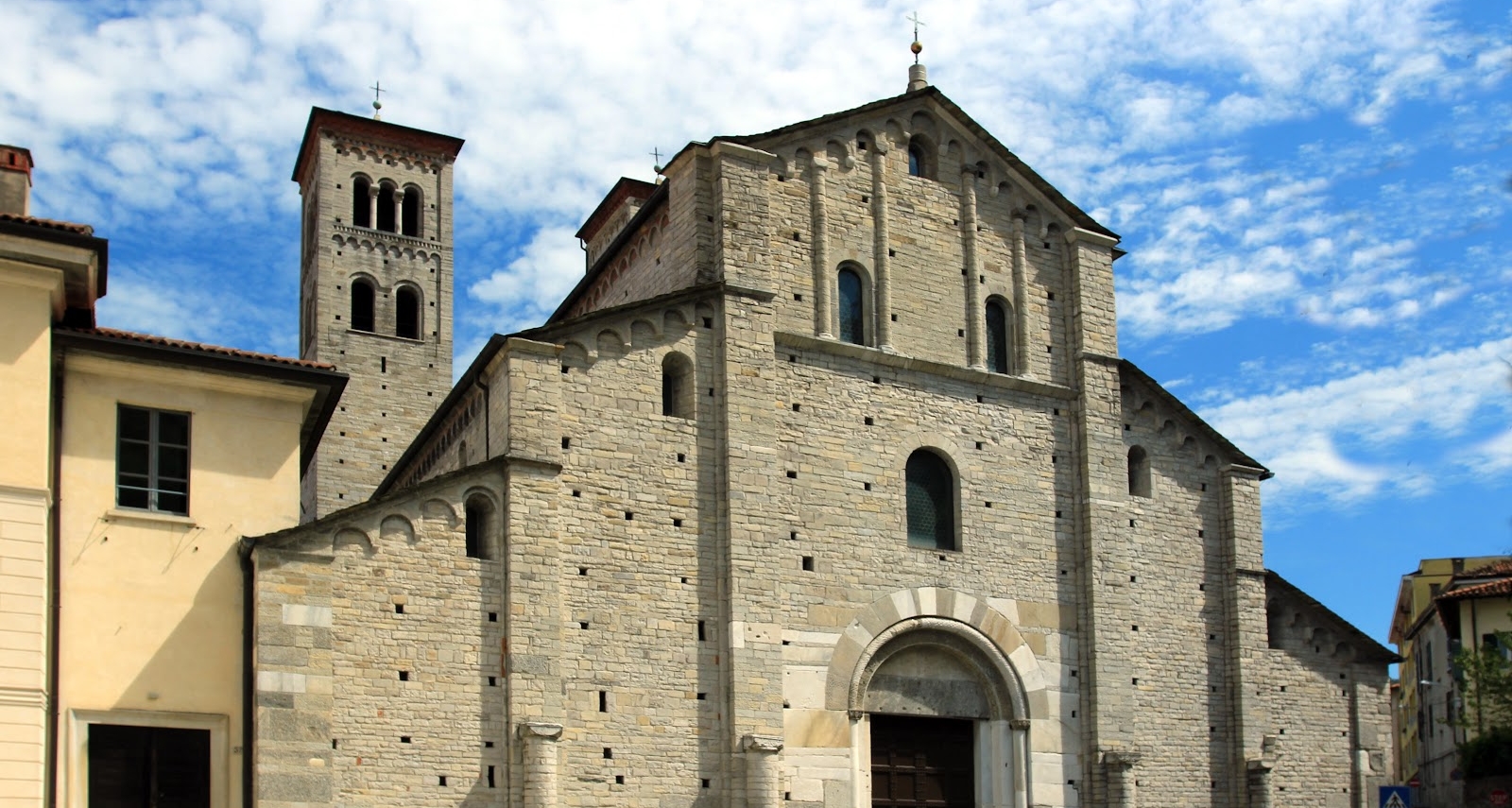 Basilica of SantAbbondio - Italia.it