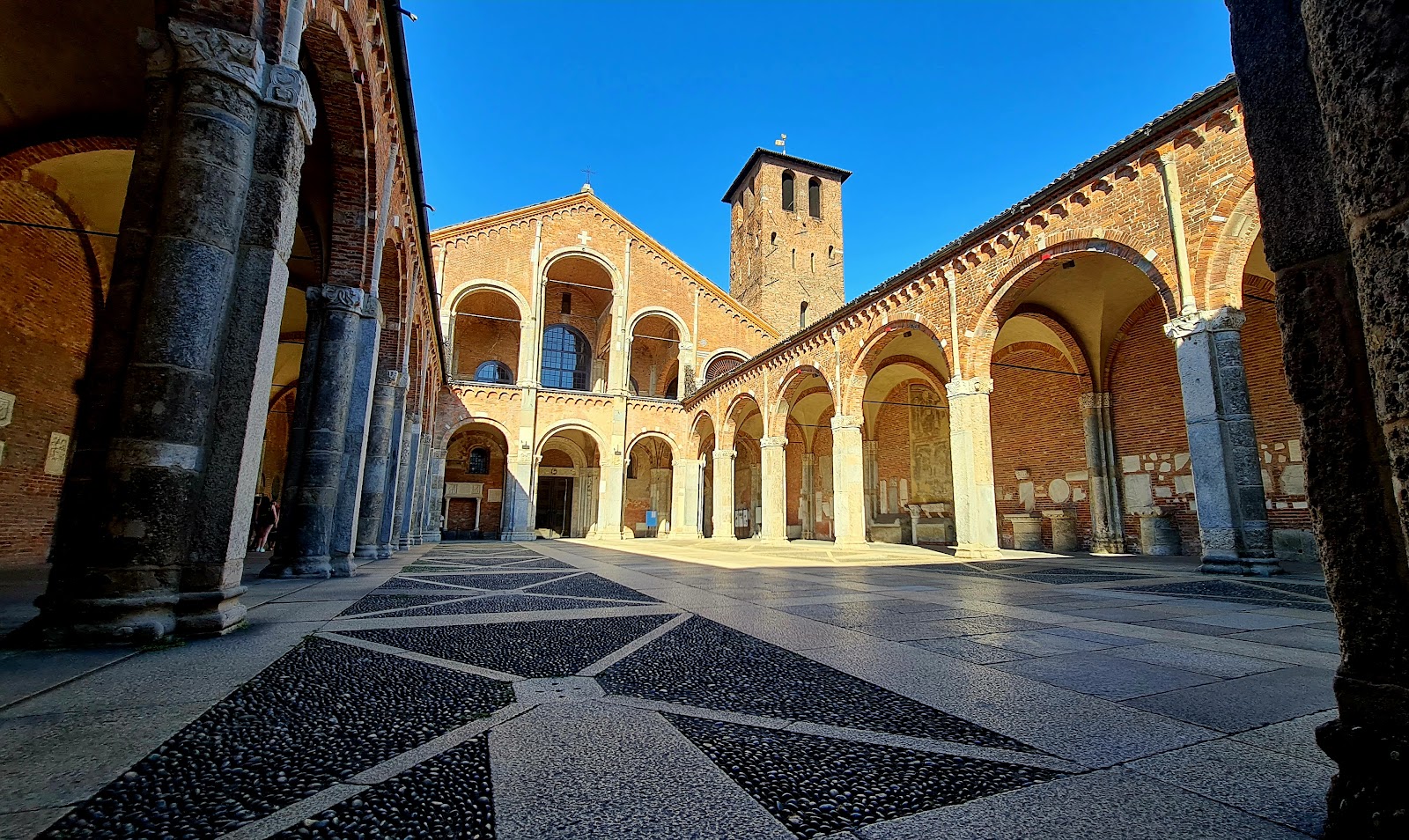 Basilica Di Sant'Ambrogio - Italia.it