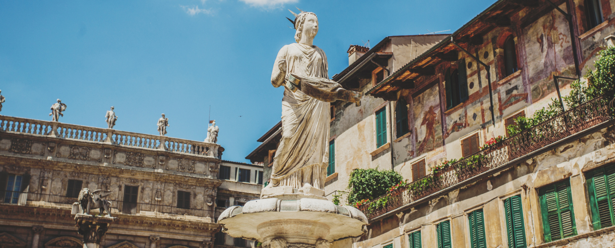 Piazza Delle Erbe Plaza De Las Hierbas En Verona Italia It