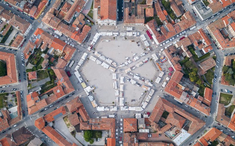 Palmanova vista dall’alto, al centro l’esagono perfetto di Piazza Grande