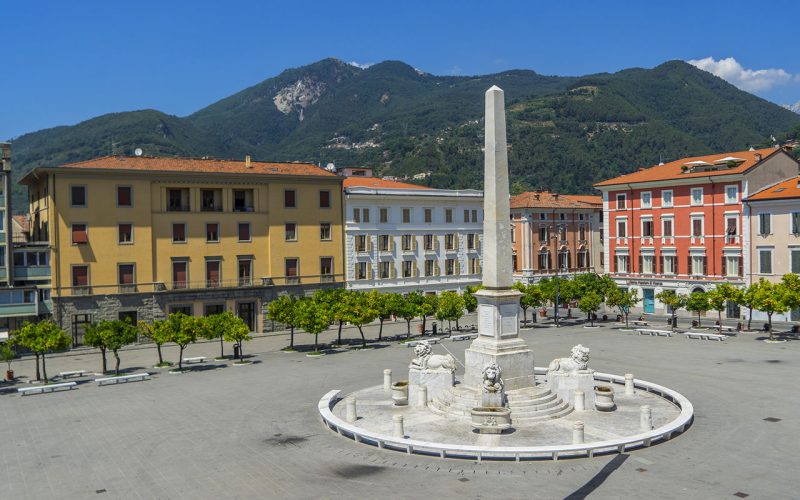 Piazza aranci a Massa