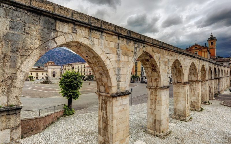 Piazza Garibaldi a Sulmona, alle spalle dell’acquedotto Svevo