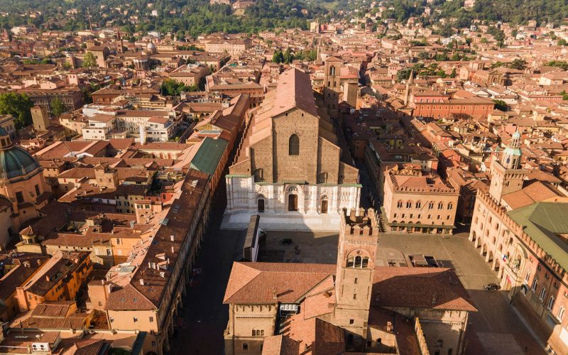 Piazza Maggiore e basilica di S. Petronio. 