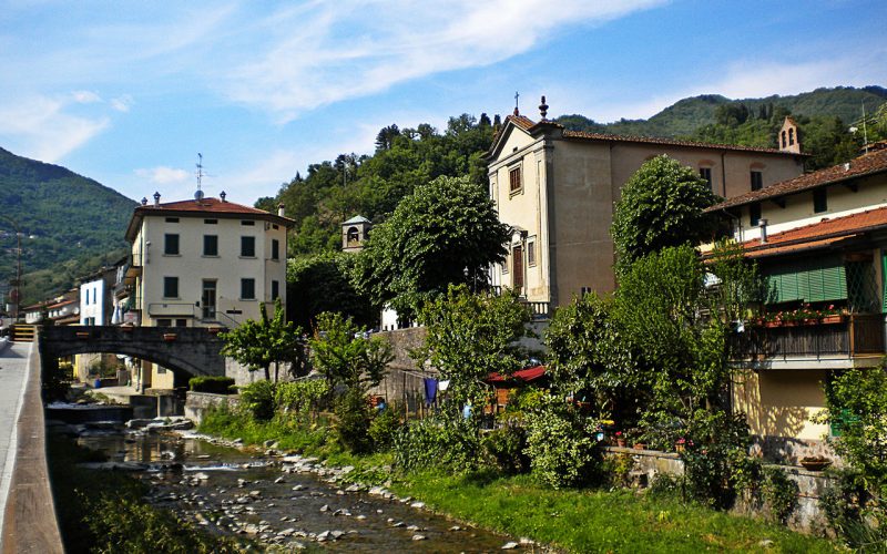 Il torrente Fiumenta a Vernio, sullo sfondo l’oratorio di S. Niccolò.