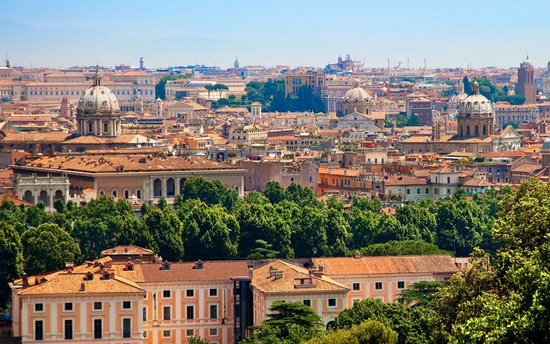 La vista su Roma dalla terrazza belvedere del Gianicolo.