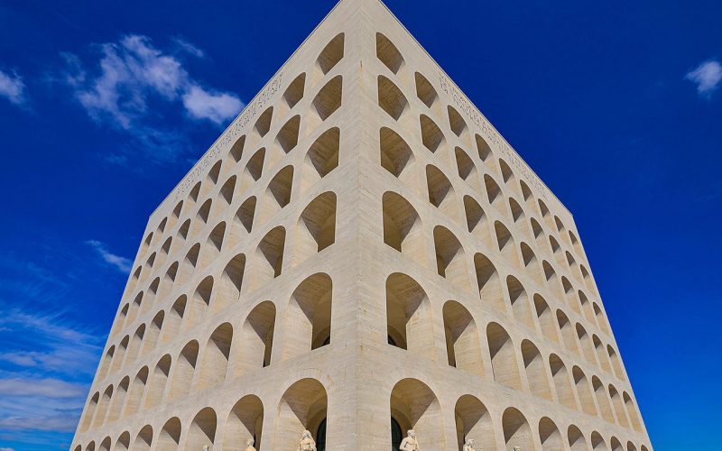 Il palazzo della Civiltà italiana, o Colosseo quadrato, icona dell’architettura razionalista dell’Eur. 