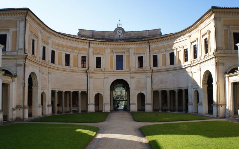 Il porticato a emiciclo di Villa Giulia, sede del Museo nazionale etrusco.