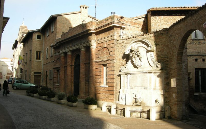 La fontana antistante palazzo Albani a Urbino