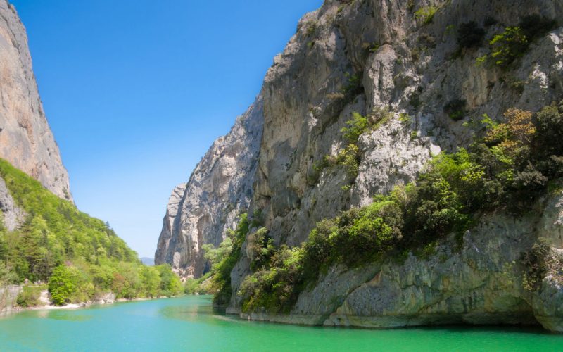 Attraversando l’affascinante canyon delle Marche, tra passeggiate e kayak