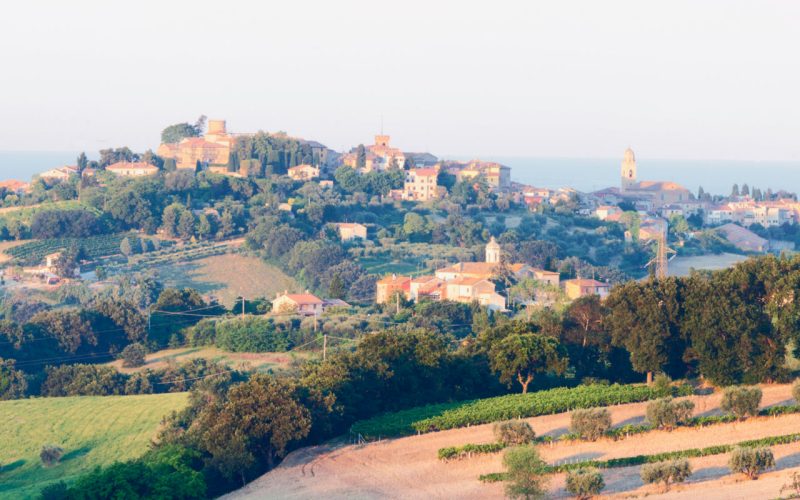 Quadri naturali della campagna di San Costanzo, con ampie vedute del Mare Adriatico