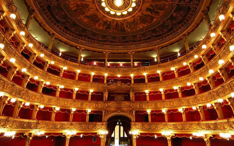 Dal Teatro Carignano alla piazza CLN