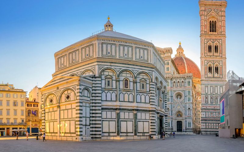 Firenze. Il Battistero, il Duomo di S. Maria del Fiore e il Campanile di Giotto visti dalla piazza S. Giovanni