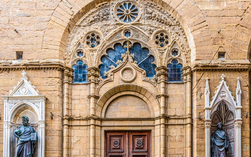 La facciata della chiesa di Orsanmichele, nel quartiere dantesco