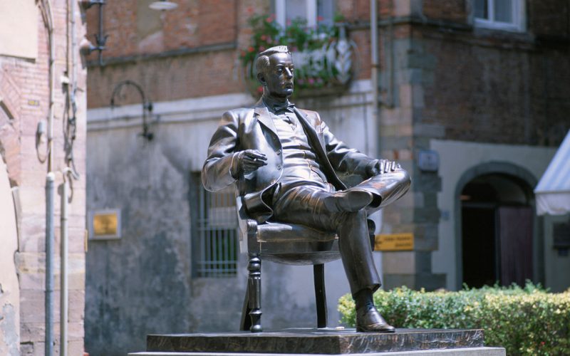 Lucca, statua di Giacomo Puccini di fronte alla Casa natale