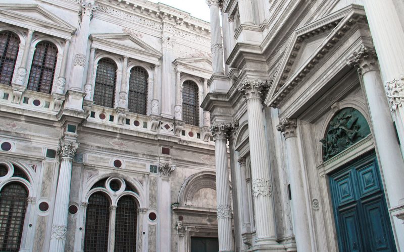 Le facciate della Scuola Grande di S. Rocco e della chiesa di S. Rocco a Venezia