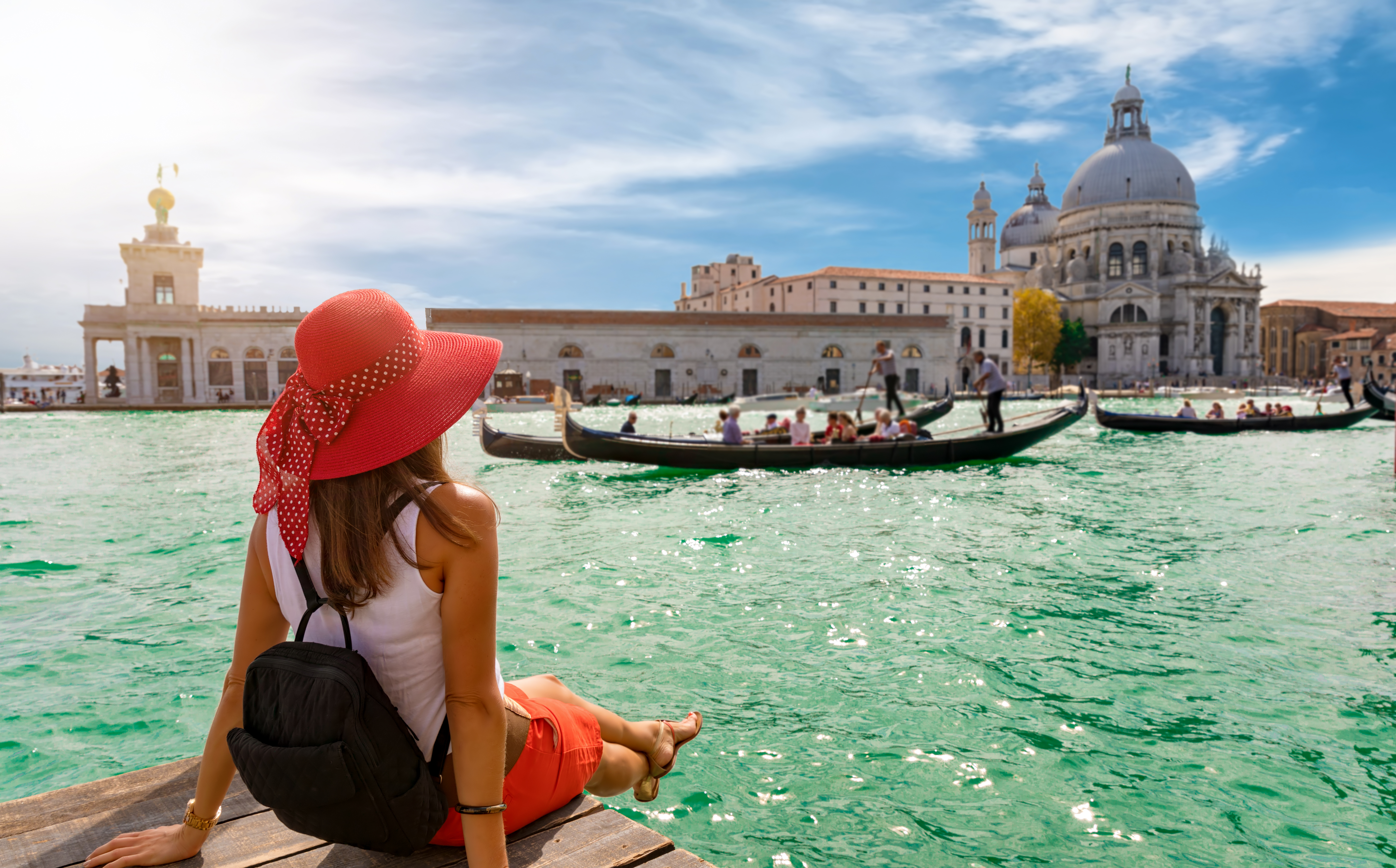 Куда поехать в мае 2024. Девушка путешествует. Туристы в Италии. Италия туризм. Путешествия фото.